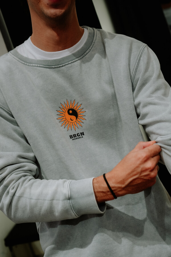 Sudadera Buragun Greatness ice grey washed 1